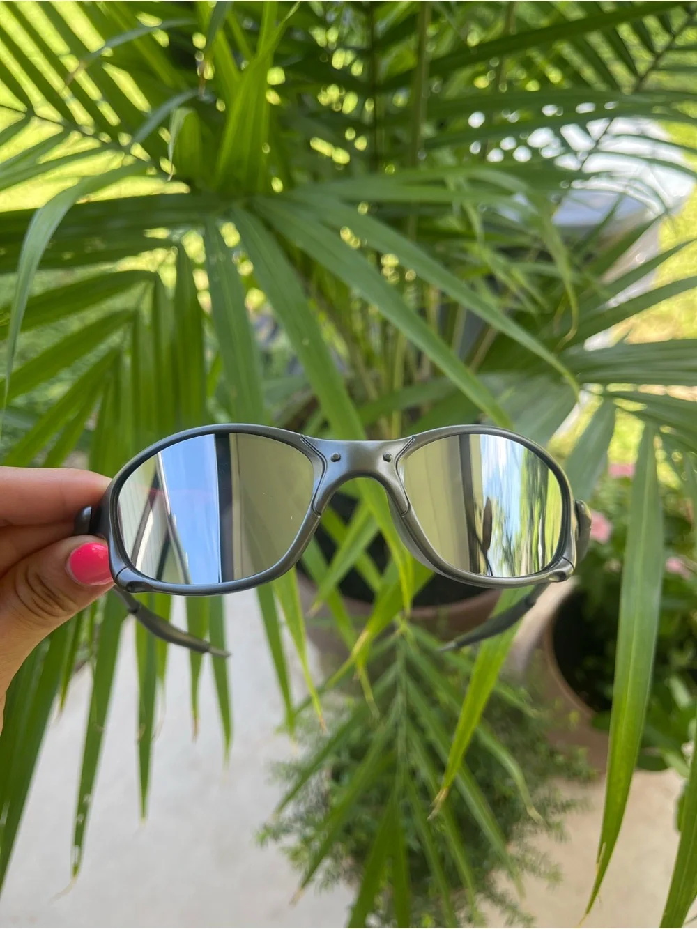 Sporty Black Sunglasses with Mirrored Lenses Gafas
